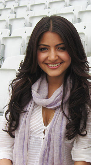 Loose Curls Of Anushka Sharma