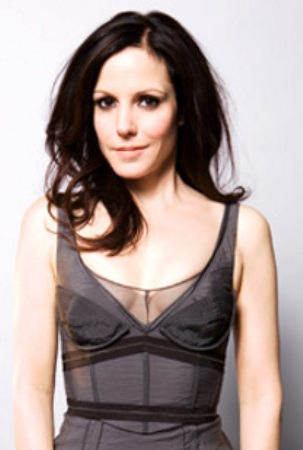 Mary Louise Parker Wavy Hairstyle