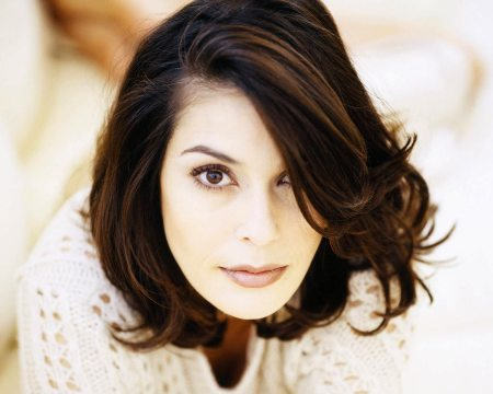 Charming Teri Hatcher Hairstyle