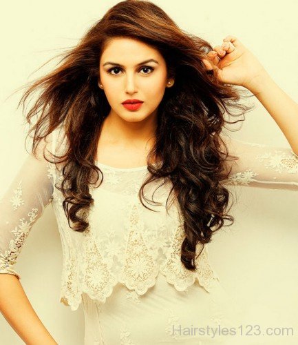 Huma Qureshi Long Wavy Haircut